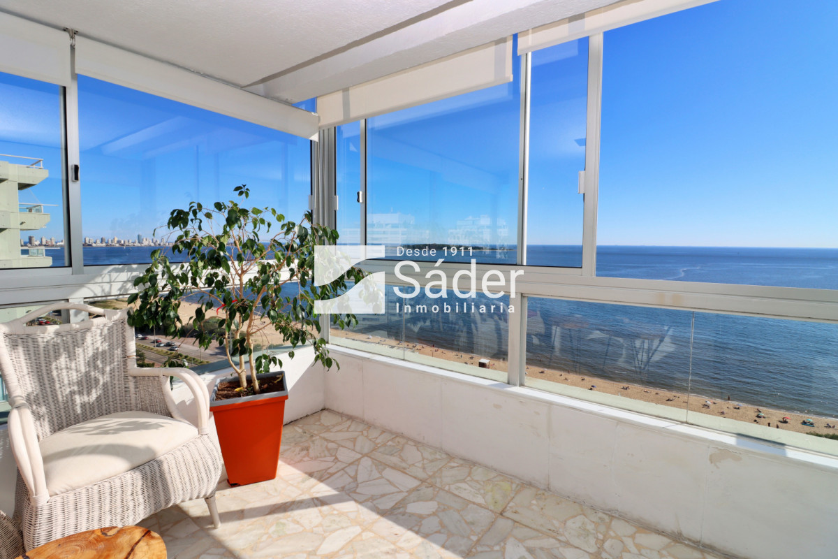 Apartamento ID.4553 - Apto 3 dormitorios. Playa mansa. Edifico de categoria