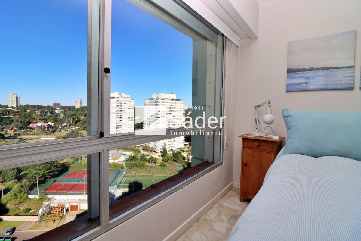 Apartamento ID.4553 - Apto 3 dormitorios. Playa mansa. Edifico de categoria