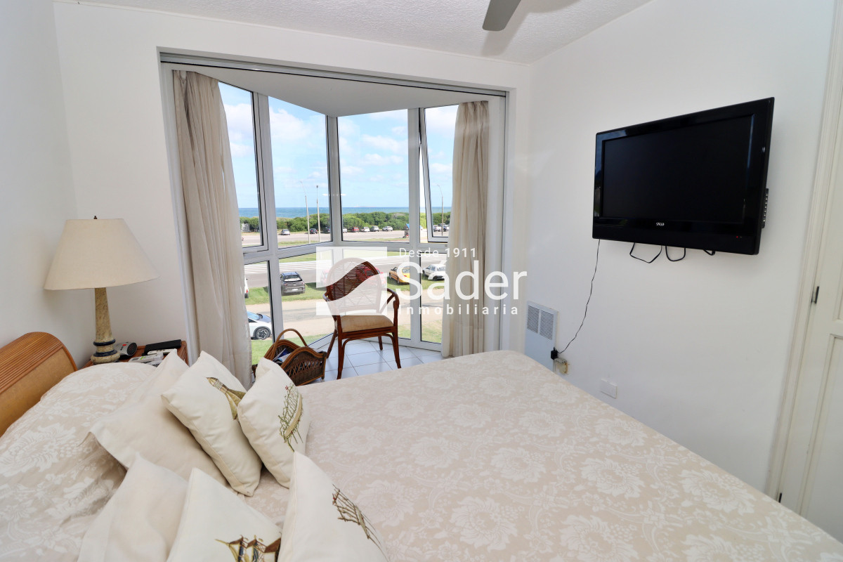 Apartamento ID.3910 - Espacios Amplios y Vista al Mar en Primera Línea