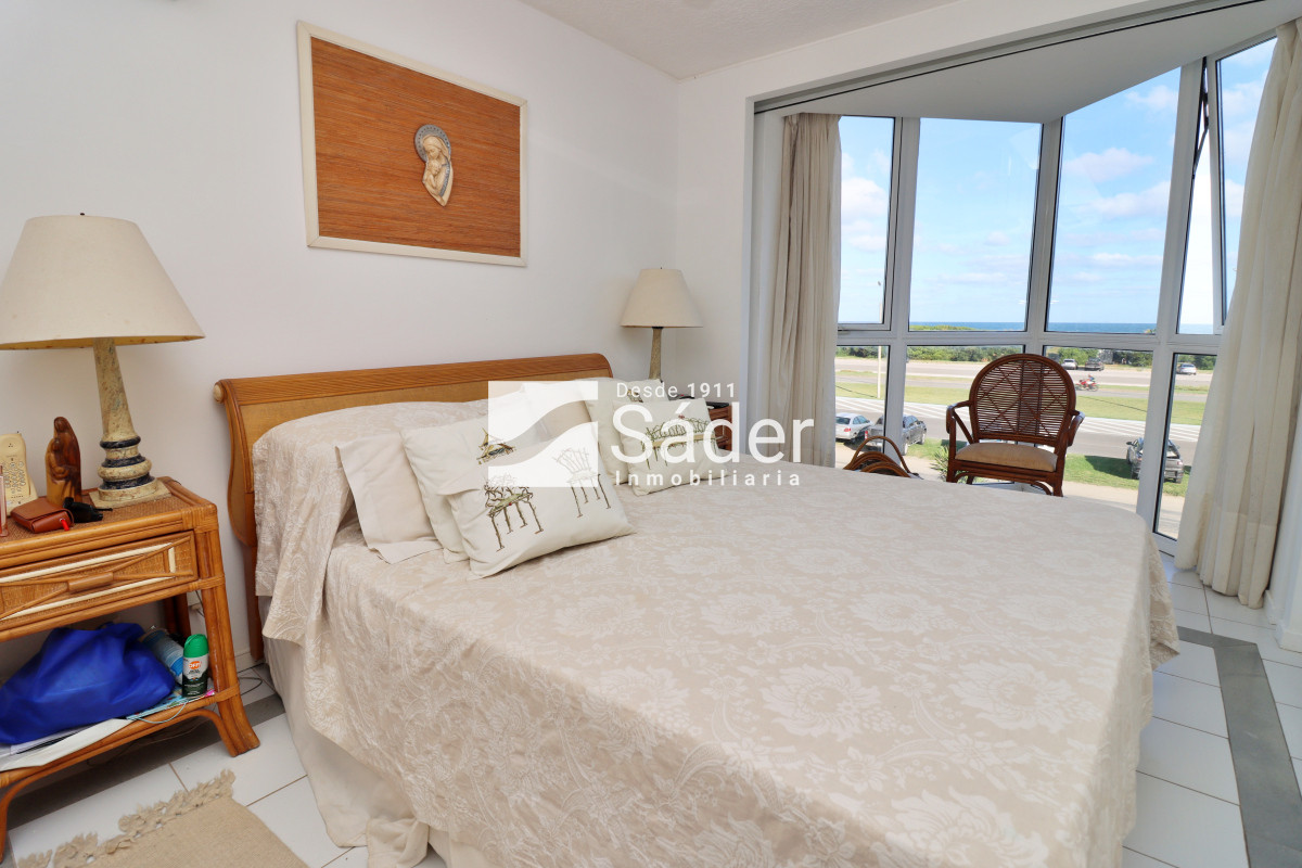 Apartamento ID.3910 - Espacios Amplios y Vista al Mar en Primera Línea