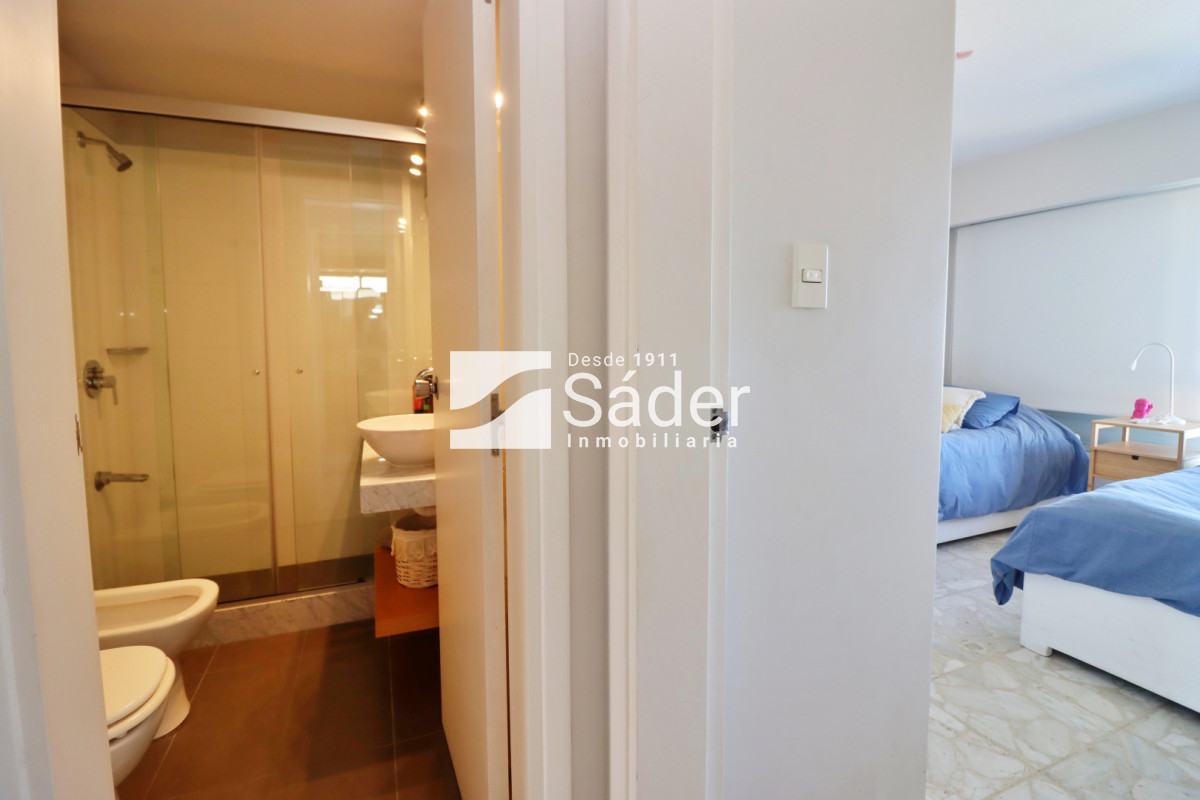 Apartamento ID.4553 - Apto 3 dormitorios. Playa mansa. Edifico de categoria