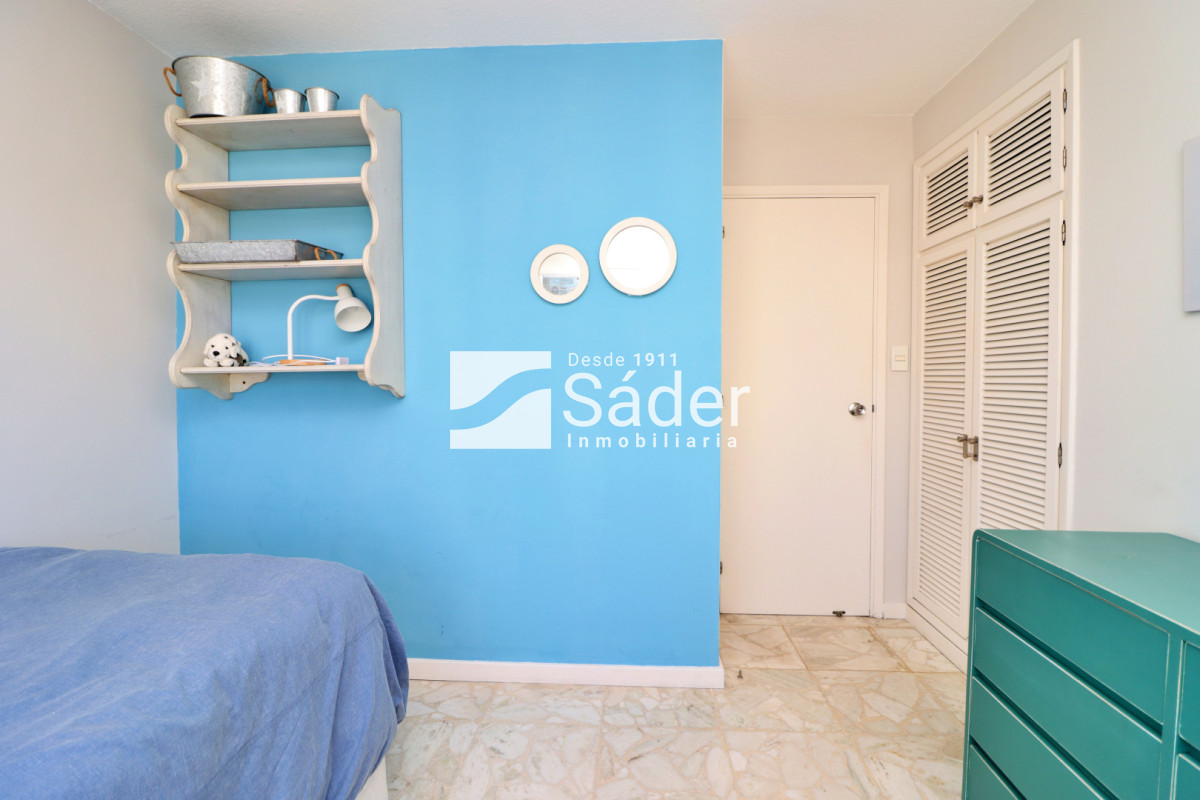 Apartamento ID.4553 - Apto 3 dormitorios. Playa mansa. Edifico de categoria