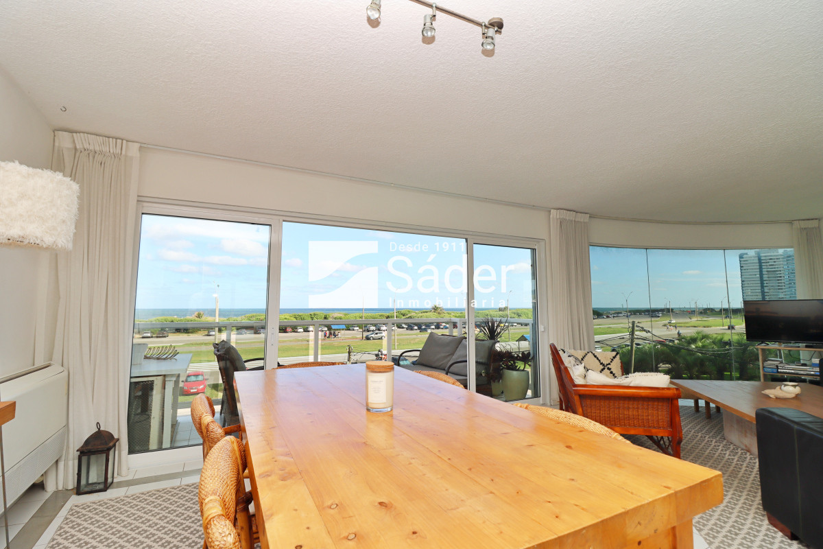 Apartamento ID.3910 - Espacios Amplios y Vista al Mar en Primera Línea