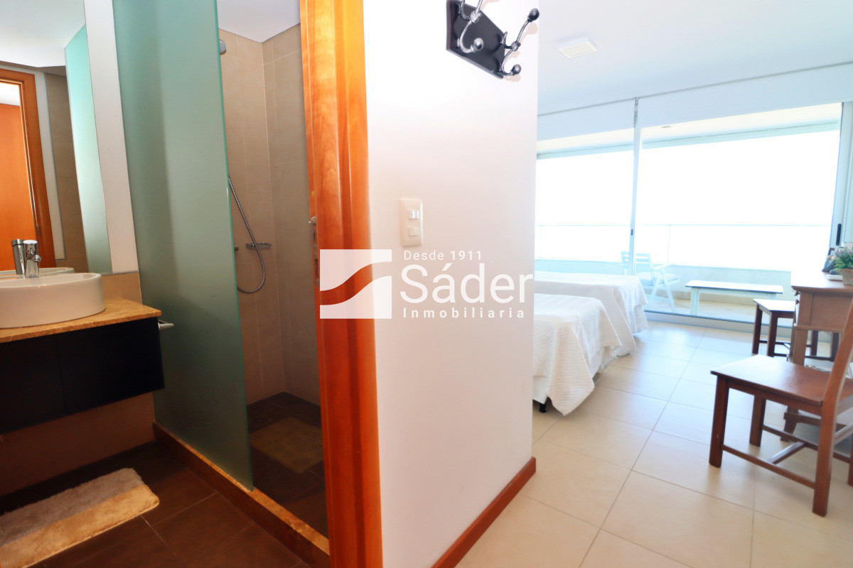 Apartamento ID.4300 - Apto. en alquiler de 3 dormitorios. Frente al mar