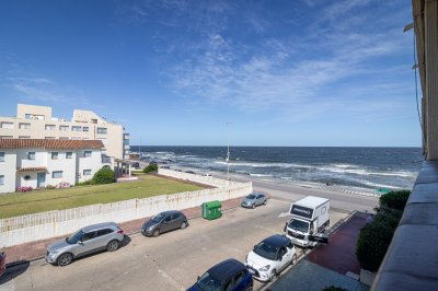 Ubicado frente a la icónica Playa El Emir