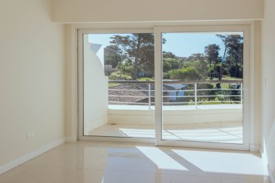 Venta de Apartamento 2 DORMITORIOS en Playa Mansa, Punta del Este.