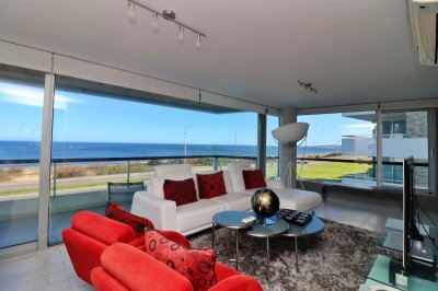 Primera línea en Playa Mansa con vista panorámica