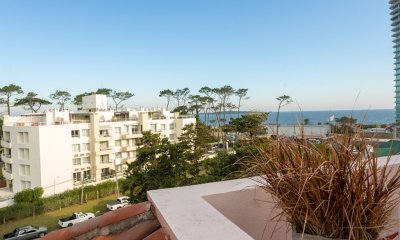 Apartamento en venta Playa Mansa 3 dormitorios