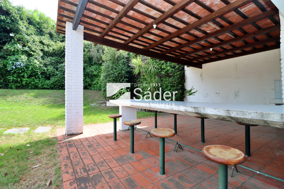 Casa ID.3947 - Hermoso chalet estilo colonial, próximo al mar! 