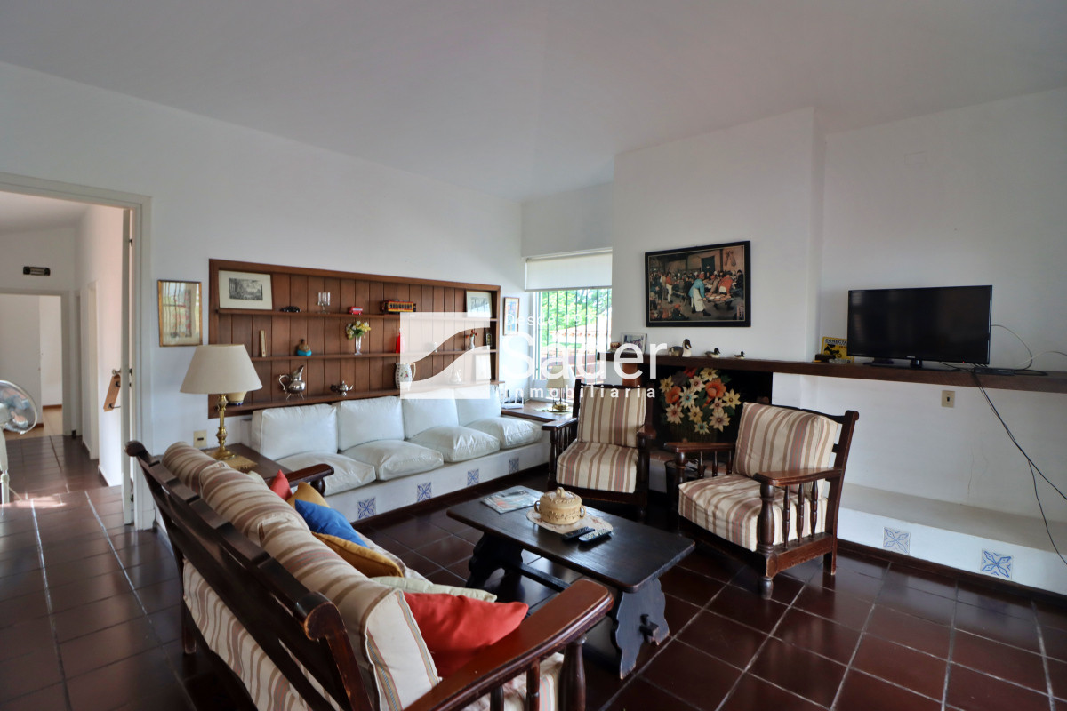 Casa ID.3947 - Hermoso chalet estilo colonial, próximo al mar! 