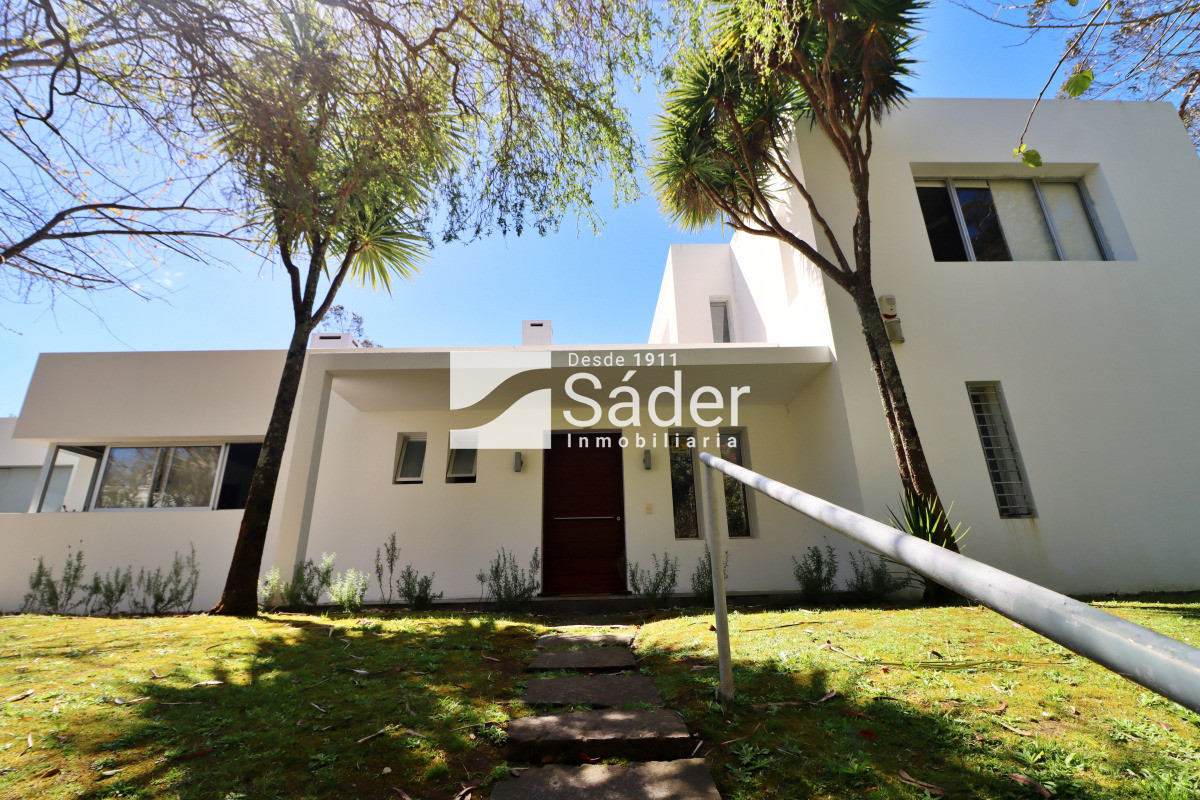 Casa ID.4437 - Casa moderna en Rincón del indio, con Piscina. 4 dorm. 