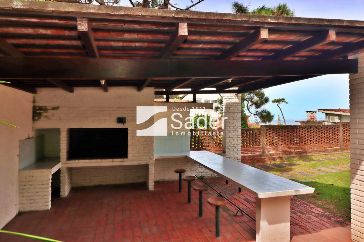 Casa ID.3947 - Hermoso chalet estilo colonial, próximo al mar! 
