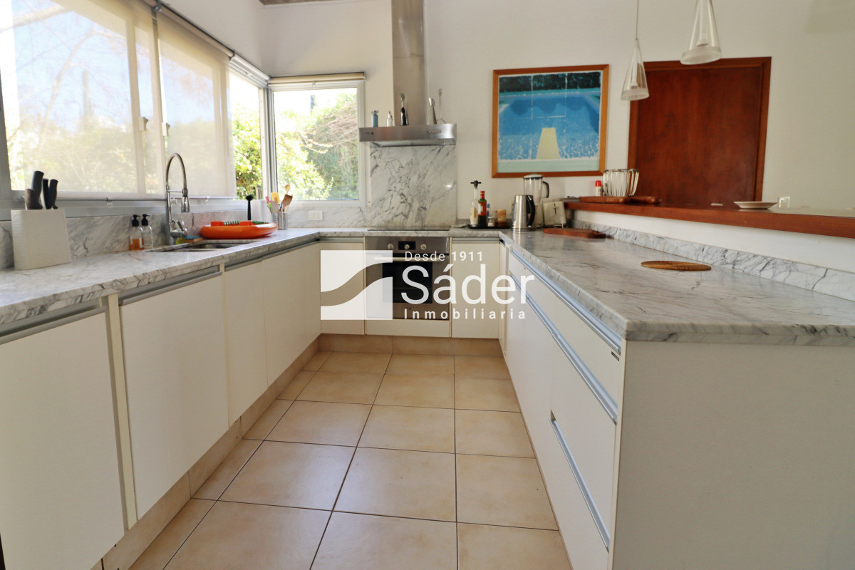 Casa ID.4437 - Casa moderna en Rincón del indio, con Piscina. 4 dorm. 