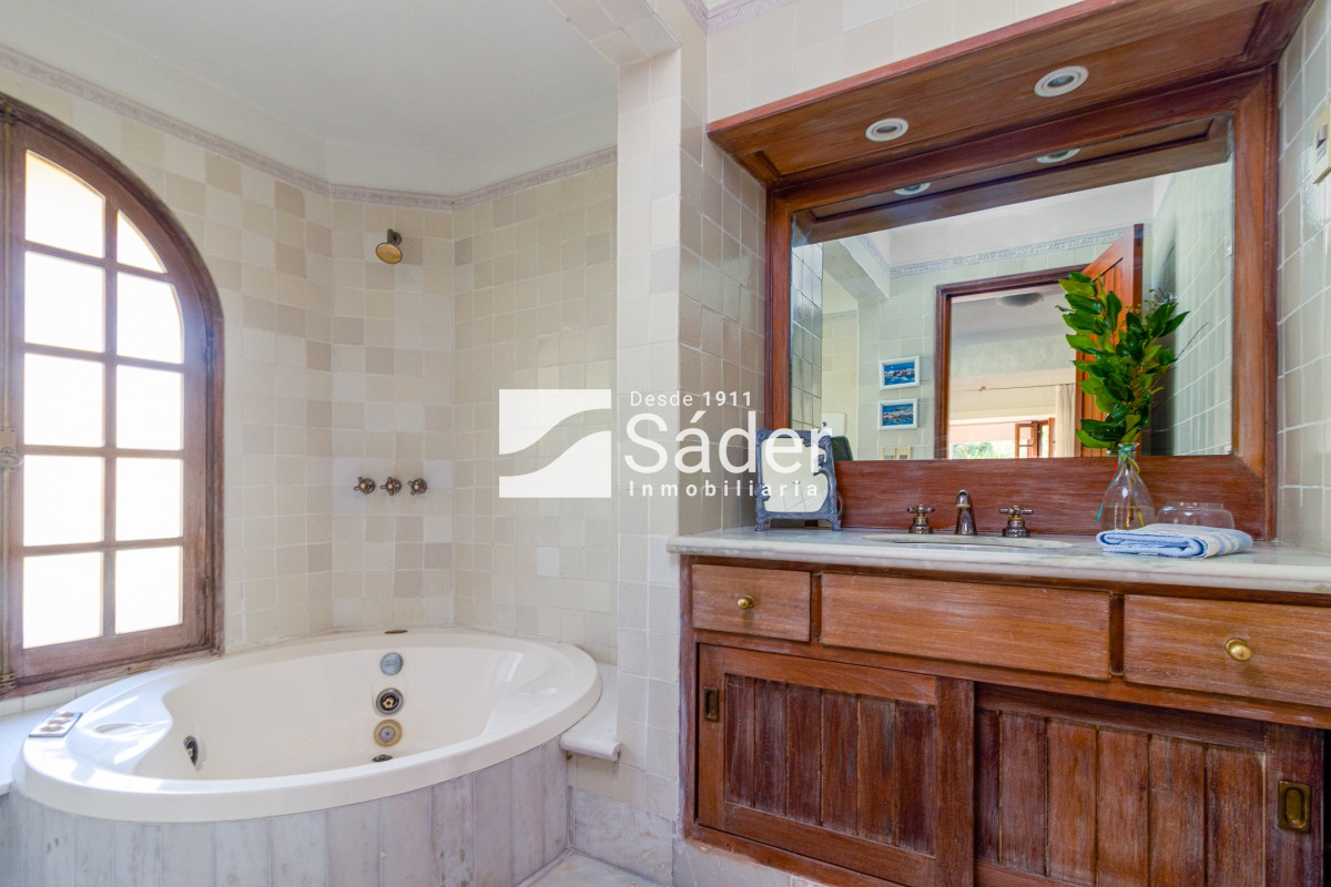 Casa ID.2888 - Espectacular casa con piscina y casa de húespedes en Lugano, Punta del Este