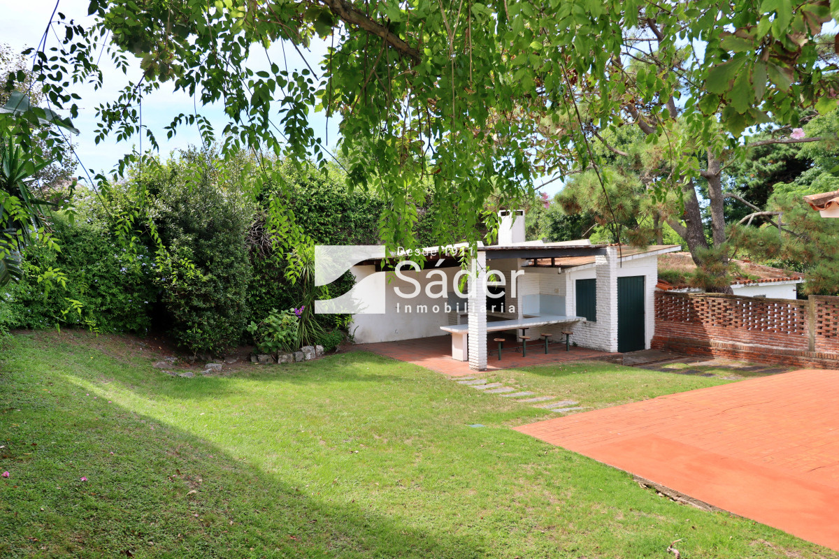 Casa ID.3947 - Hermoso chalet estilo colonial, próximo al mar! 