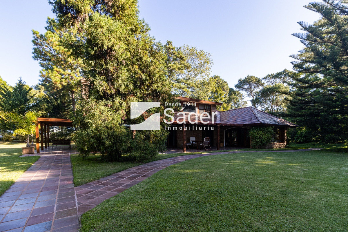 Casa ID.2888 - Espectacular casa con piscina y casa de húespedes en Lugano, Punta del Este