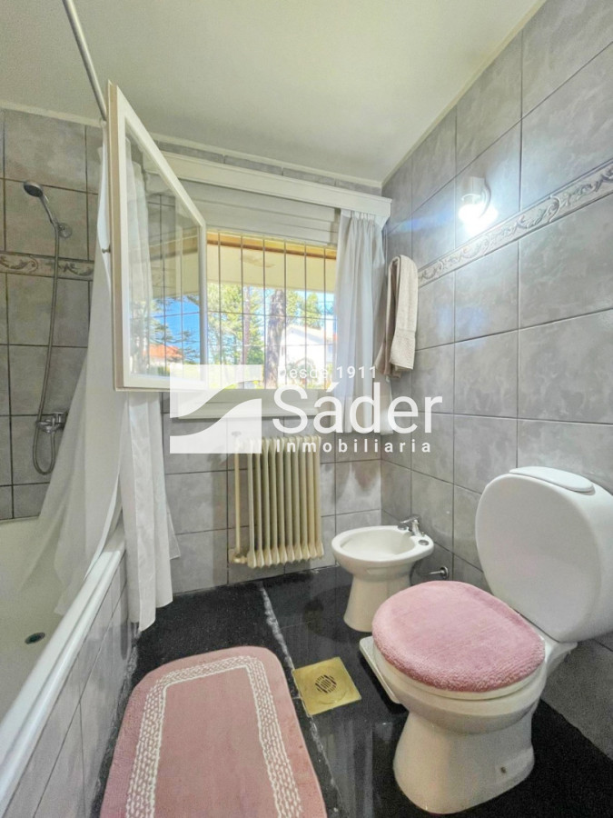 Casa ID.4517 - Espectacular casa en venta en Playa Mansa estilo clásico buena categoría