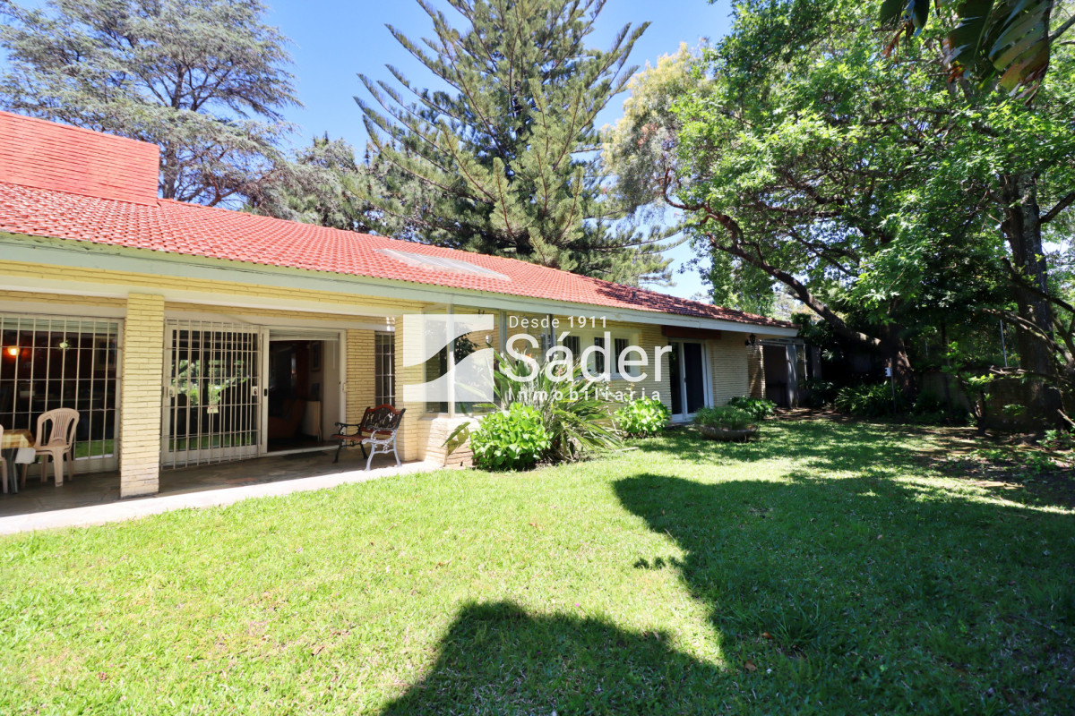 Casa ID.4517 - Espectacular casa en venta en Playa Mansa estilo clásico buena categoría