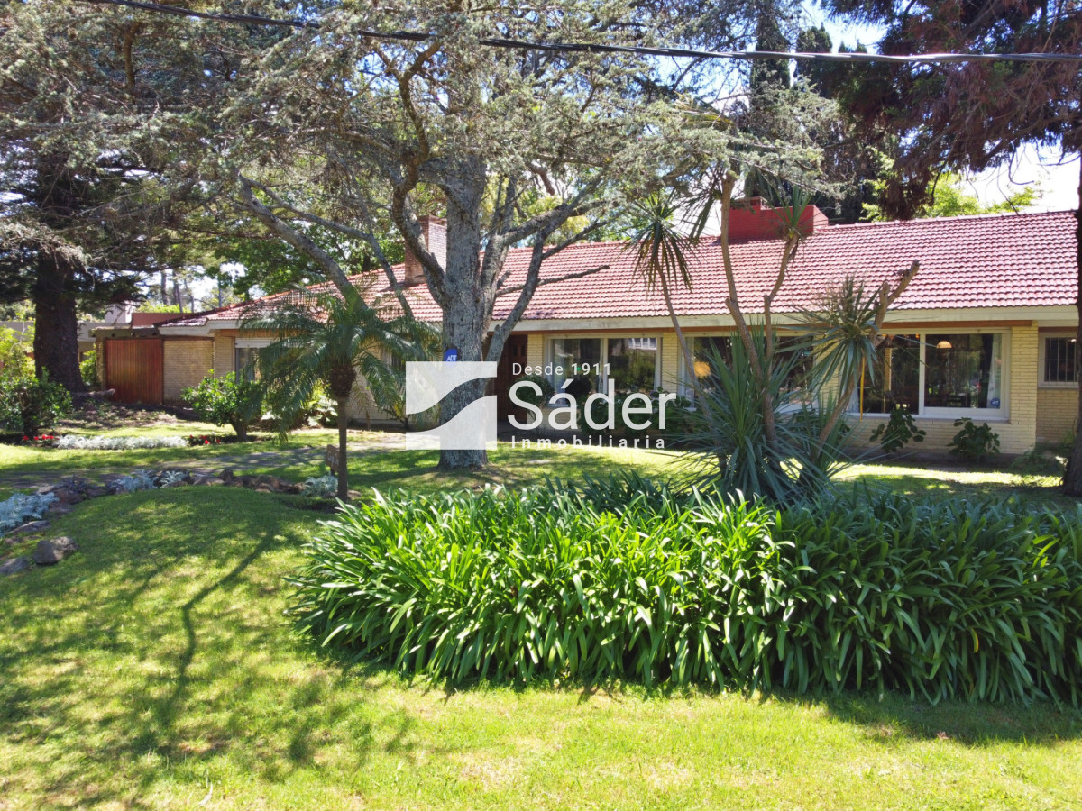 Casa ID.4517 - Espectacular casa en venta en Playa Mansa estilo clásico buena categoría