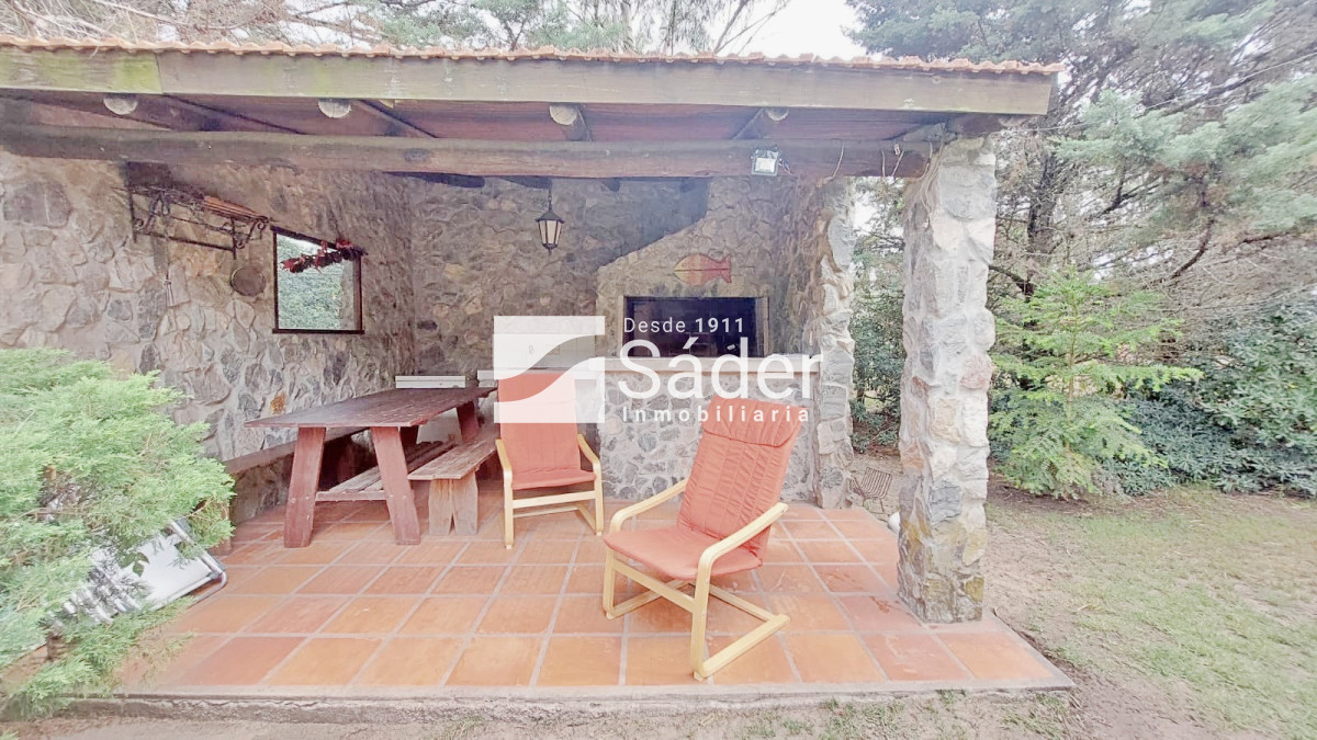 Casa ID.4758 - Casa en Alquiler 3 dormtiorios. Barrio Marly con Jardín y Piscina