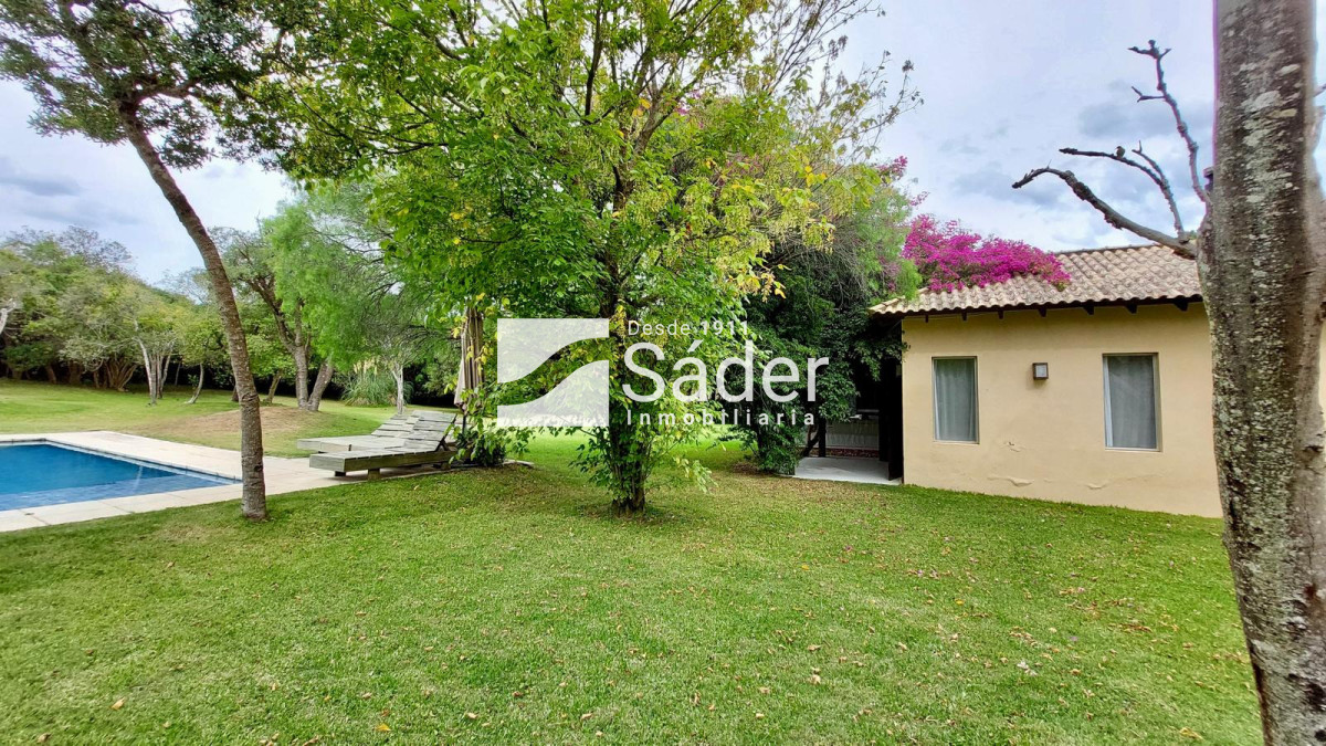 Casa ID.4604 - Casa en Rincón del Indio, alquiler y venta. 3 Suites, Amplio Jardín, Piscina y Parrillero 