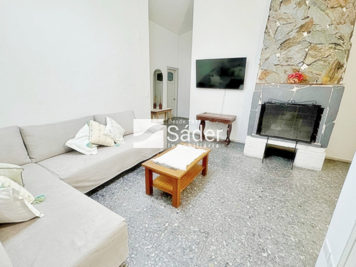 Casa ID.3730 - Alquiler Casa en Pinares 3 dormitorios y servicio. Parada 32