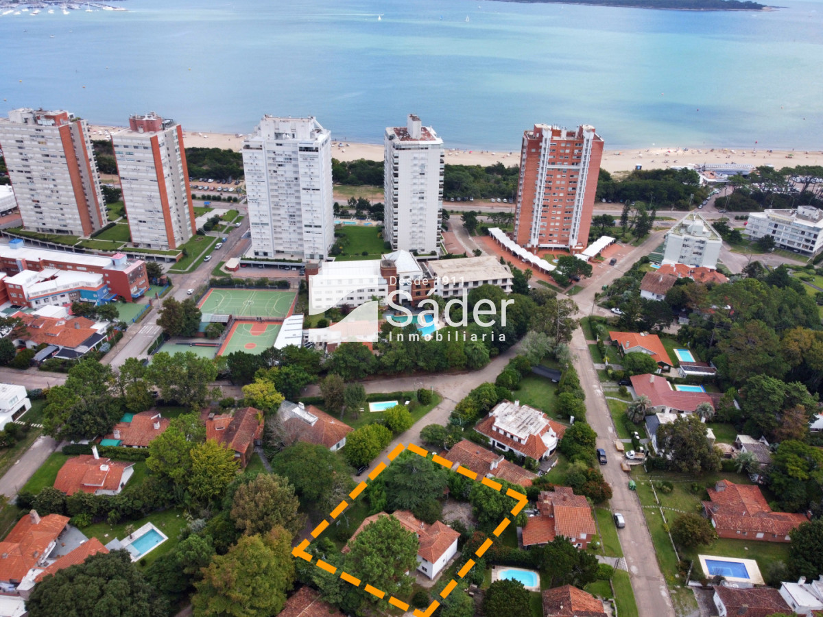 Casa ID.4852 - Una propiedad con historia y carácter, en una ubicación privilegiada de Playa Mansa