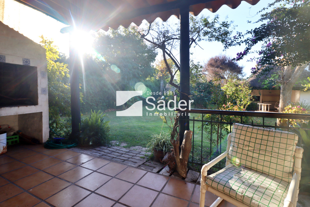 Casa ID.4192 - Chalet estilo tradicional en Pinares con gran terreno y vistas al mar