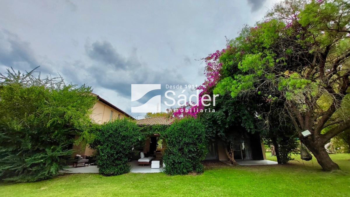 Casa ID.4604 - Casa en Rincón del Indio, alquiler y venta. 3 Suites, Amplio Jardín, Piscina y Parrillero 