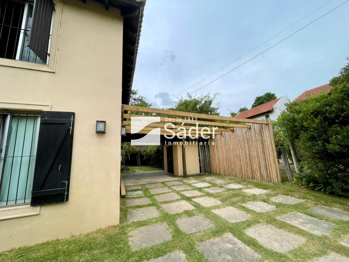 Casa ID.4604 - Casa en Rincón del Indio, alquiler y venta. 3 Suites, Amplio Jardín, Piscina y Parrillero 