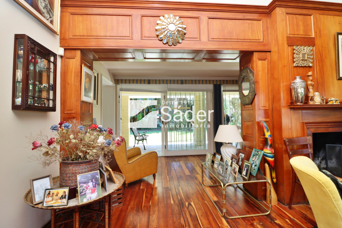 Casa ID.4517 - Espectacular casa en venta en Playa Mansa estilo clásico buena categoría