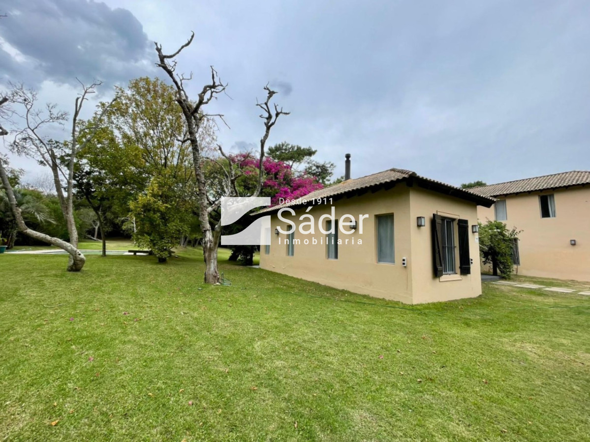 Casa ID.4604 - Casa en Rincón del Indio, alquiler y venta. 3 Suites, Amplio Jardín, Piscina y Parrillero 