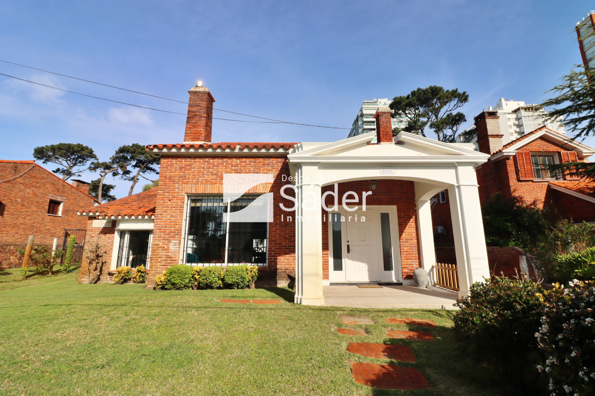 Casa ID.4330 - Casa en playa mansa. 4 dorm. 