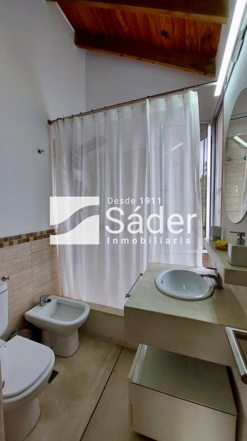 Casa ID.4604 - Casa en Rincón del Indio, alquiler y venta. 3 Suites, Amplio Jardín, Piscina y Parrillero 