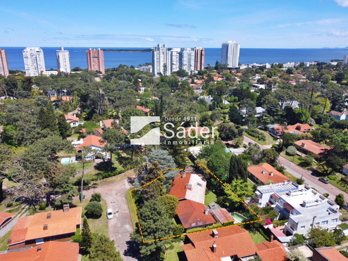 Casa ID.4517 - Espectacular casa en venta en Playa Mansa estilo clásico buena categoría