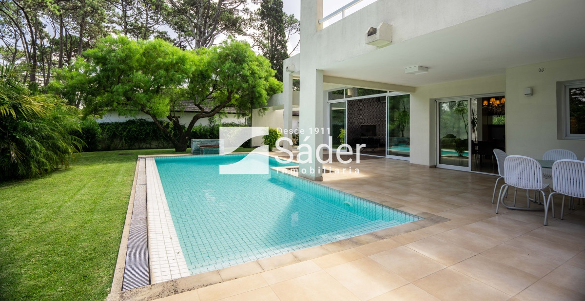 Casa ID.3452 - Elegante Casa con Piscina en Playa Mansa