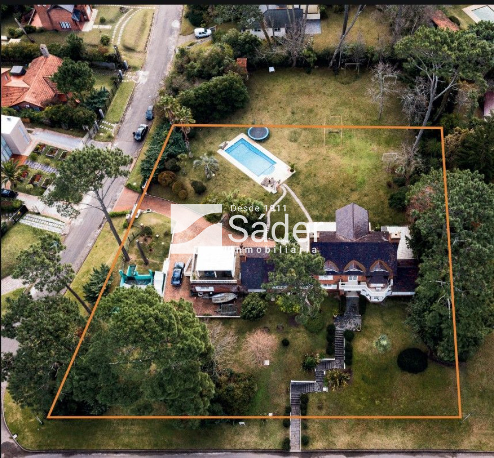 Casa ID.3387 - Casa en venta Playa Mansa 6 dormitorios