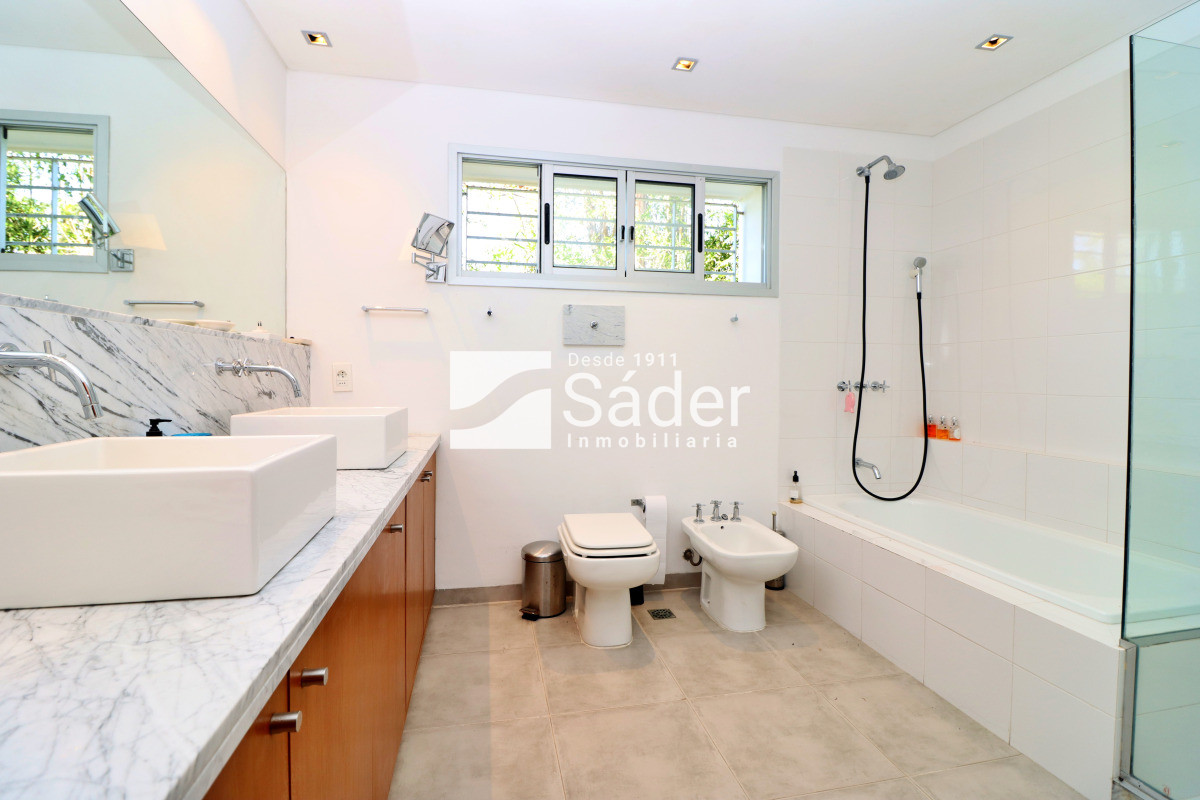 Casa ID.4437 - Casa moderna en Rincón del indio, con Piscina. 4 dorm. 