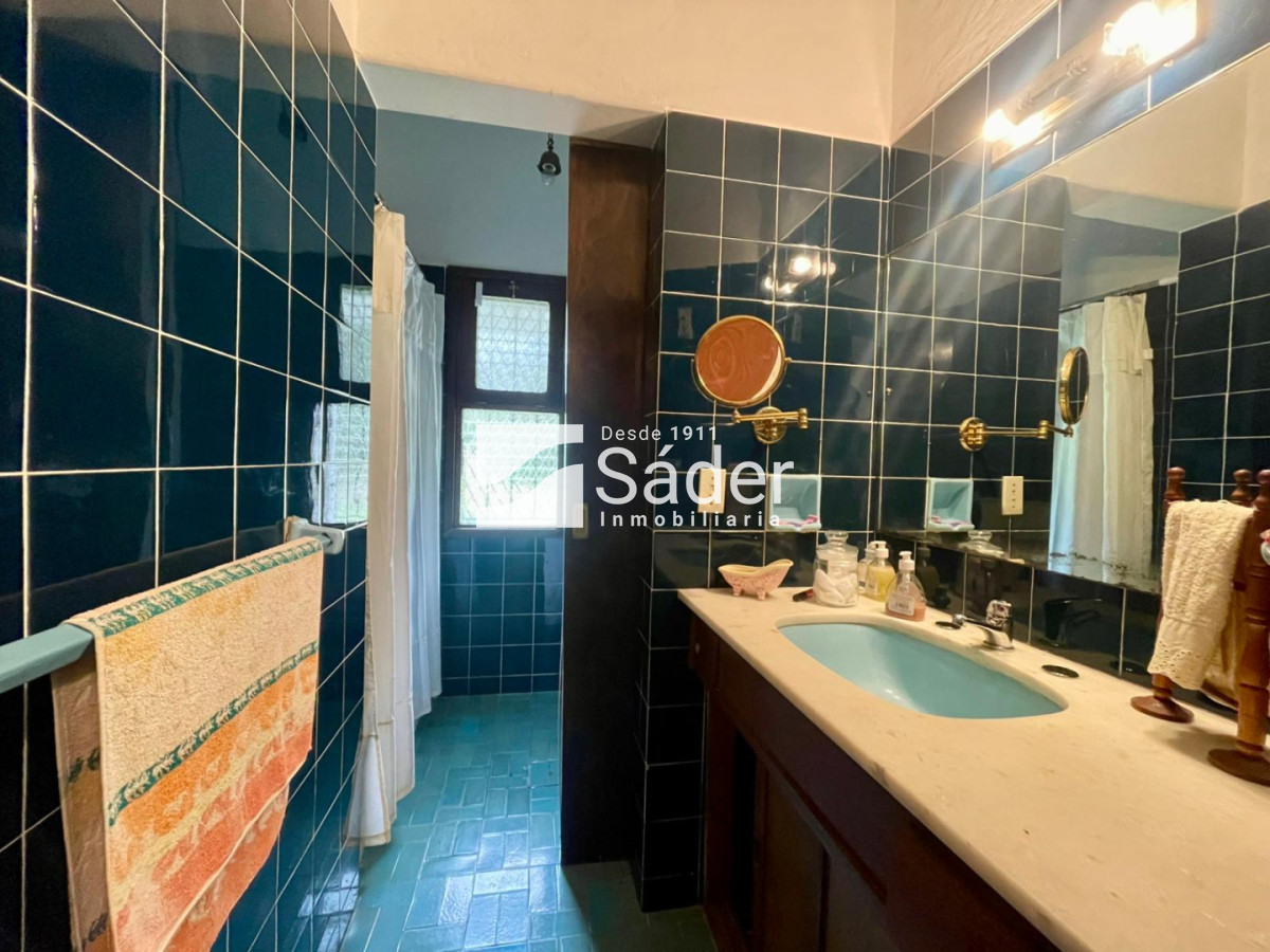 Casa ID.4903 - Casa sólida de época para reciclar en excelente ubicación Playa Mansa parada 10