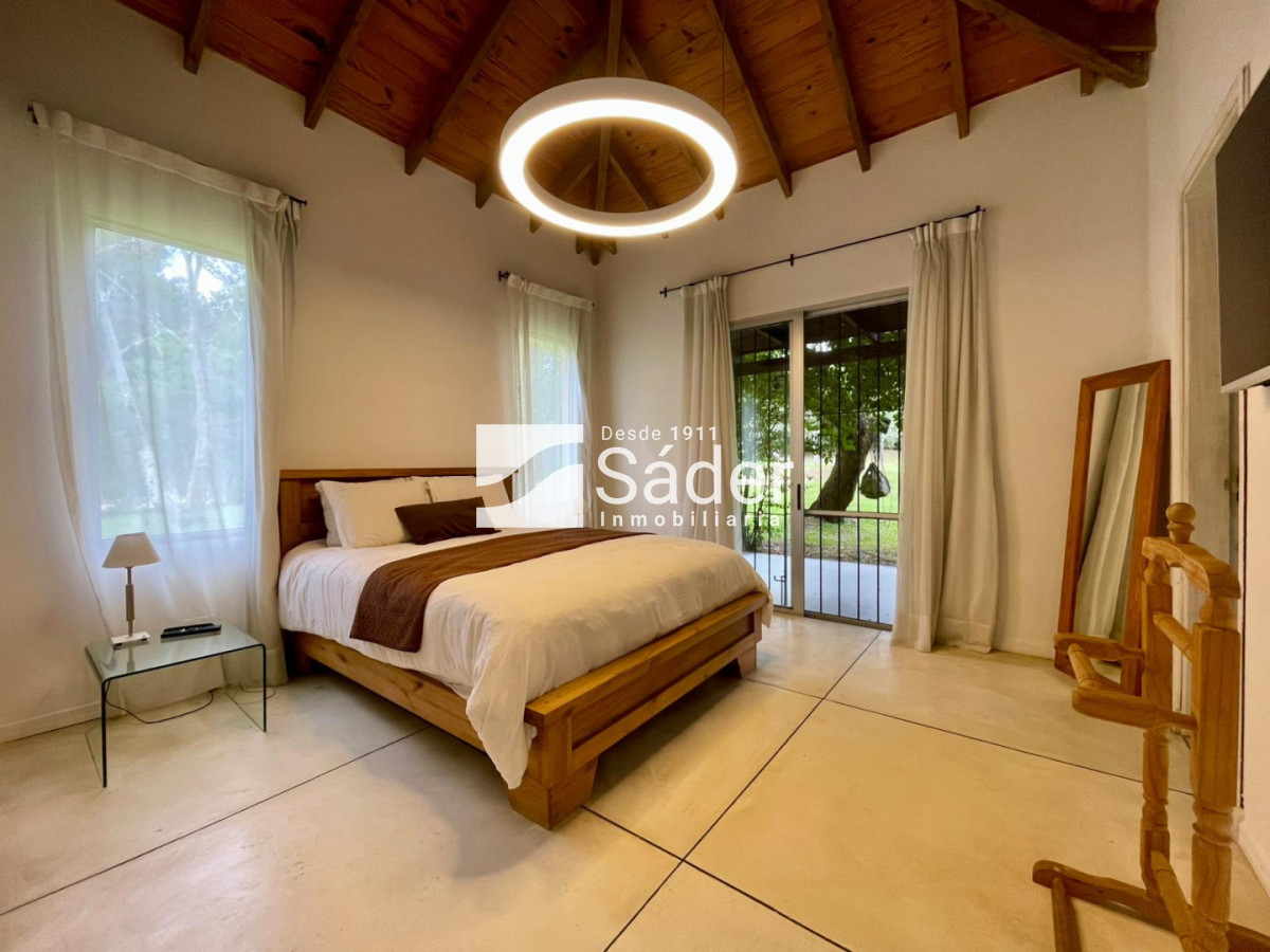 Casa ID.4604 - Casa en Rincón del Indio, alquiler y venta. 3 Suites, Amplio Jardín, Piscina y Parrillero 