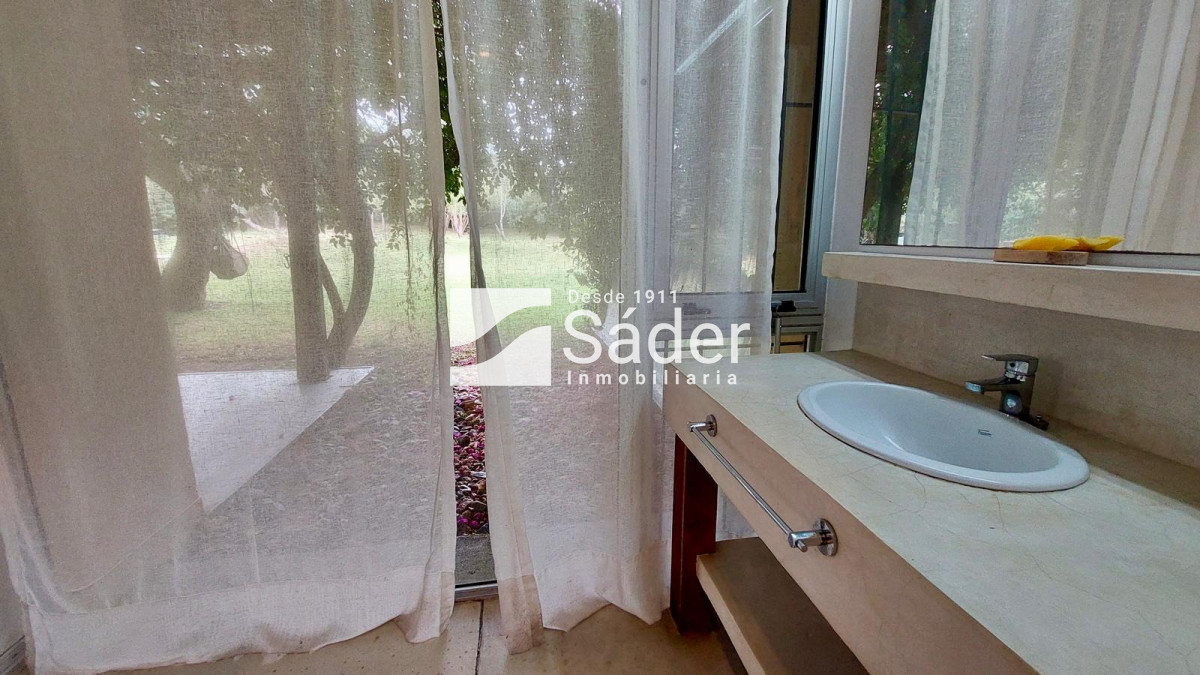 Casa ID.4604 - Casa en Rincón del Indio, alquiler y venta. 3 Suites, Amplio Jardín, Piscina y Parrillero 