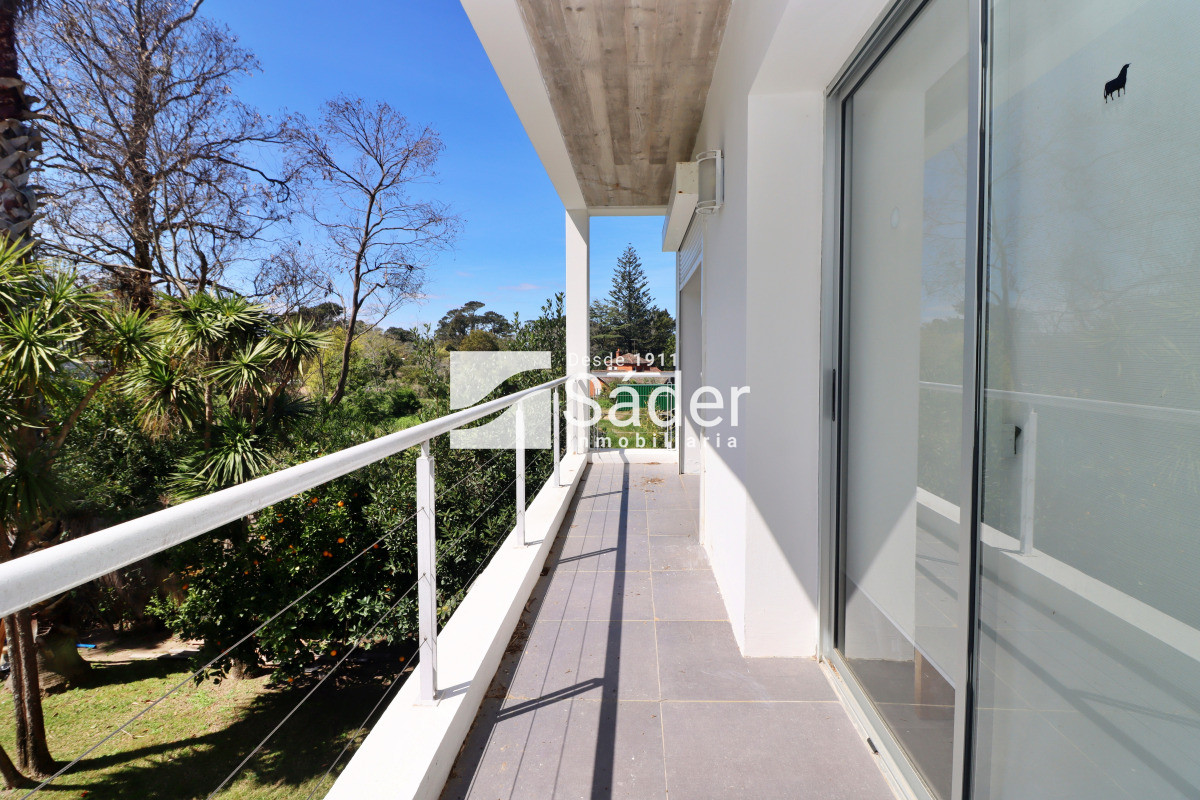 Casa ID.4437 - Casa moderna en Rincón del indio, con Piscina. 4 dorm. 