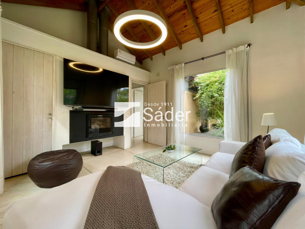 Casa ID.4604 - Casa en Rincón del Indio, alquiler y venta. 3 Suites, Amplio Jardín, Piscina y Parrillero 