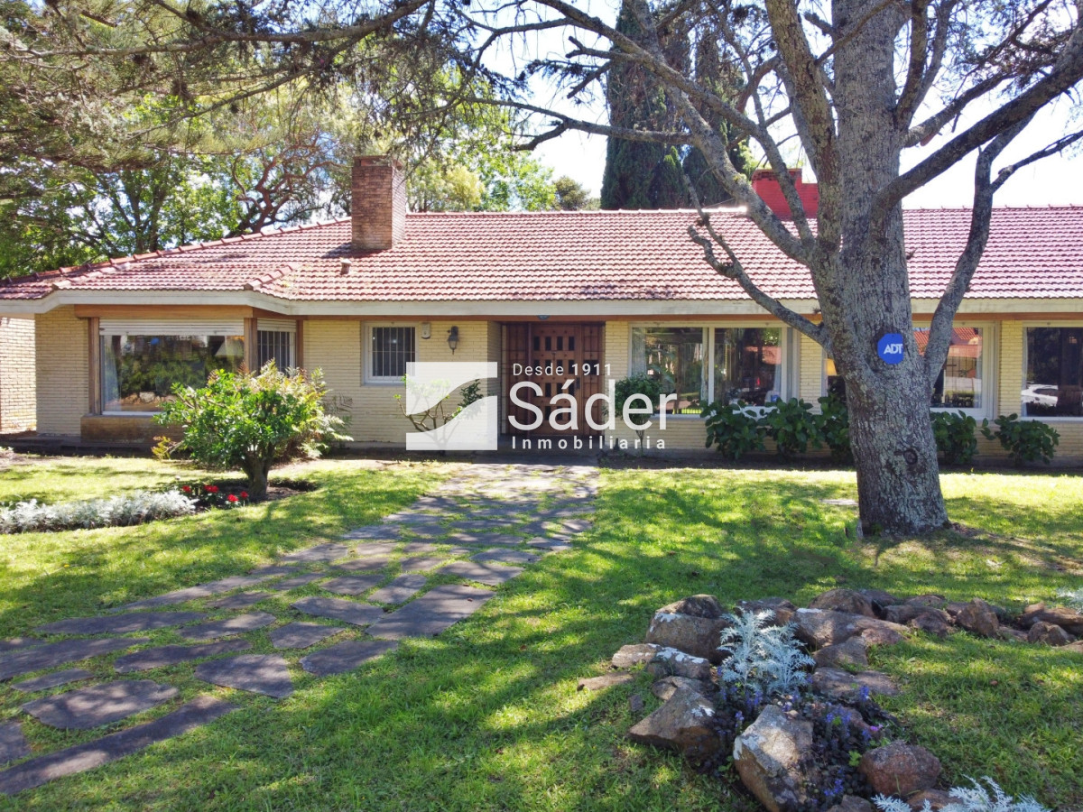 Casa ID.4517 - Espectacular casa en venta en Playa Mansa estilo clásico buena categoría