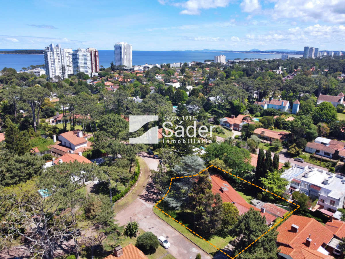 Casa ID.4517 - Espectacular casa en venta en Playa Mansa estilo clásico buena categoría