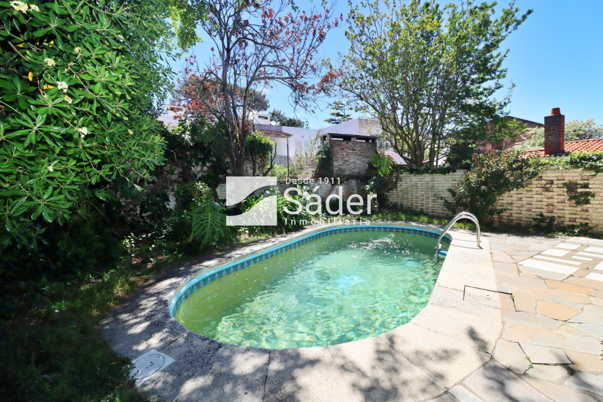 Casa ID.4517 - Espectacular casa en venta en Playa Mansa estilo clásico buena categoría