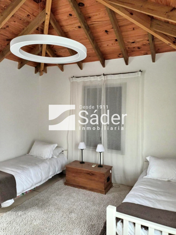 Casa ID.4604 - Casa en Rincón del Indio, alquiler y venta. 3 Suites, Amplio Jardín, Piscina y Parrillero 