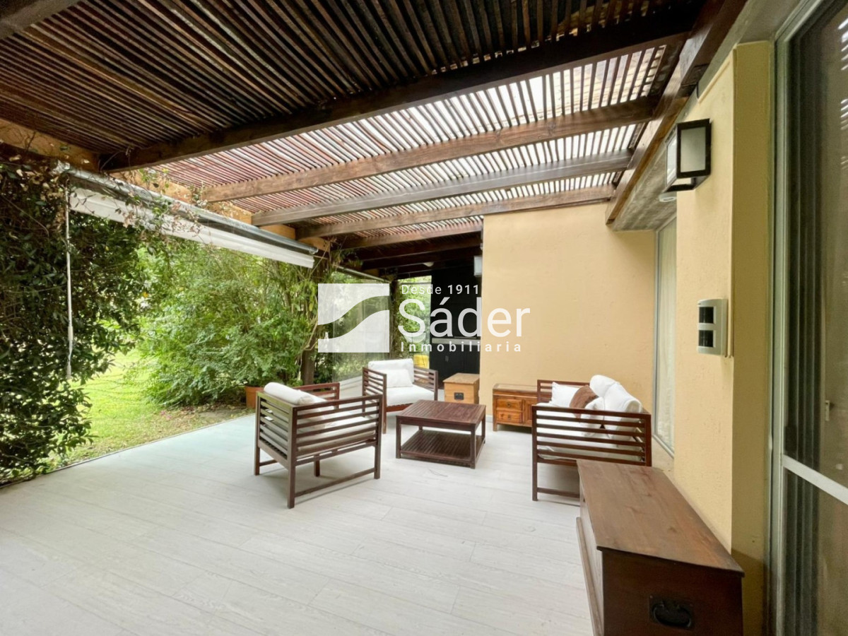 Casa ID.4604 - Casa en Rincón del Indio, alquiler y venta. 3 Suites, Amplio Jardín, Piscina y Parrillero 