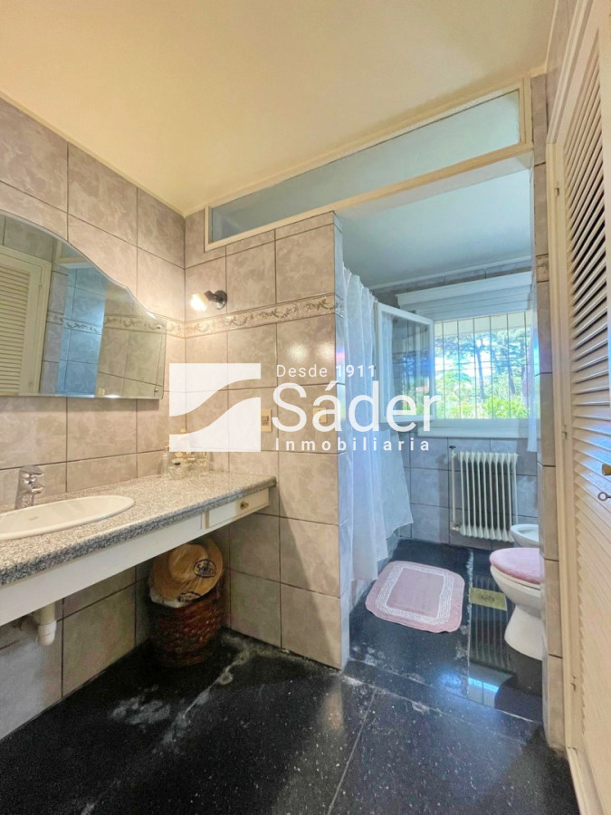 Casa ID.4517 - Espectacular casa en venta en Playa Mansa estilo clásico buena categoría