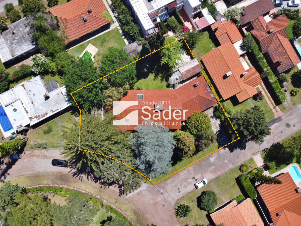 Casa ID.4517 - Espectacular casa en venta en Playa Mansa estilo clásico buena categoría